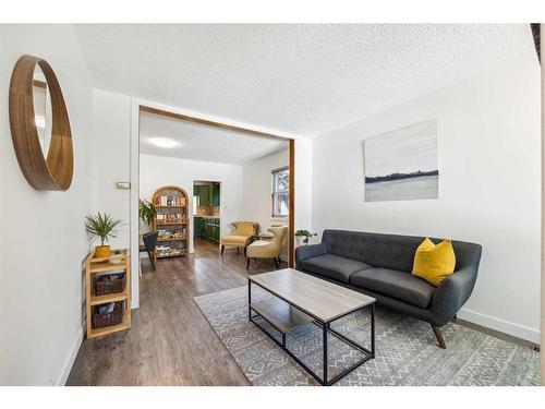 408 8A Street Ne, Calgary, AB - Indoor Photo Showing Living Room