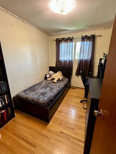 504 Murphy Place Ne, Calgary, AB - Indoor Photo Showing Bedroom