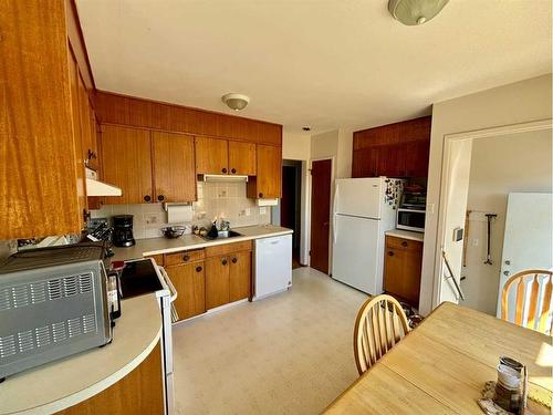 504 Murphy Place Ne, Calgary, AB - Indoor Photo Showing Kitchen