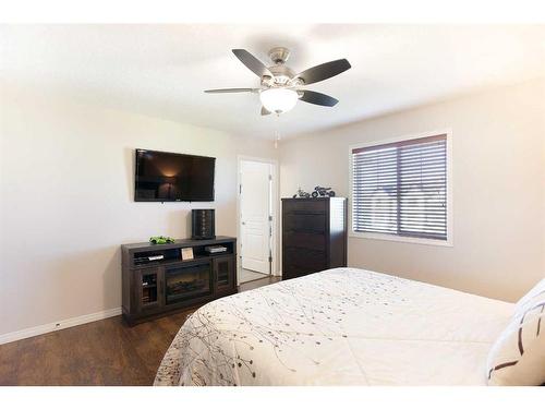 157 Sherwood Circle Nw, Calgary, AB - Indoor Photo Showing Bedroom