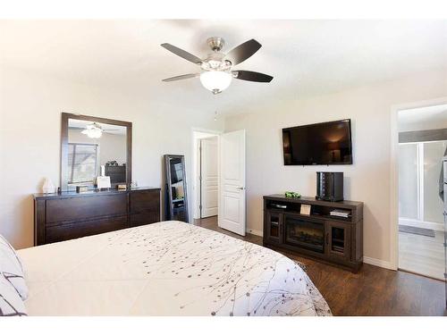 157 Sherwood Circle Nw, Calgary, AB - Indoor Photo Showing Bedroom