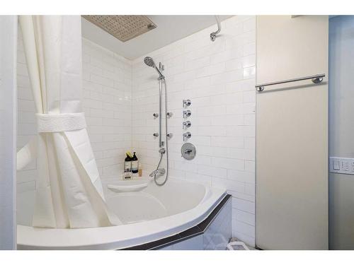 512-300 Meredith Road Ne, Calgary, AB - Indoor Photo Showing Bathroom