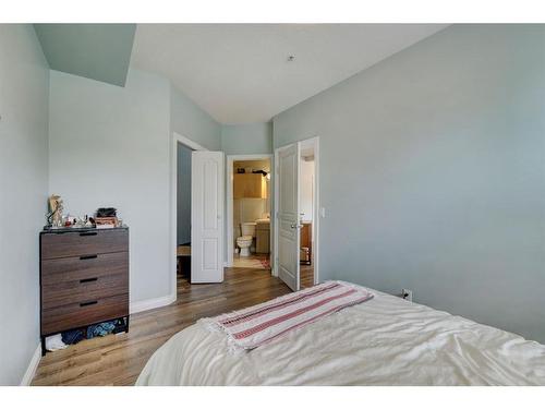 205-138 18 Avenue Se, Calgary, AB - Indoor Photo Showing Bedroom