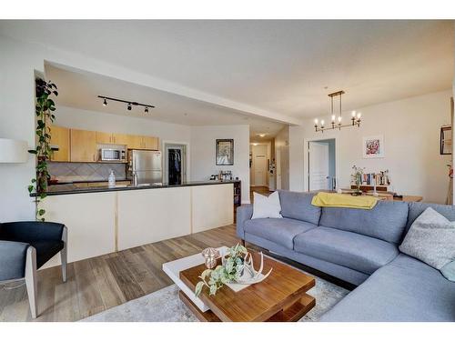 205-138 18 Avenue Se, Calgary, AB - Indoor Photo Showing Living Room