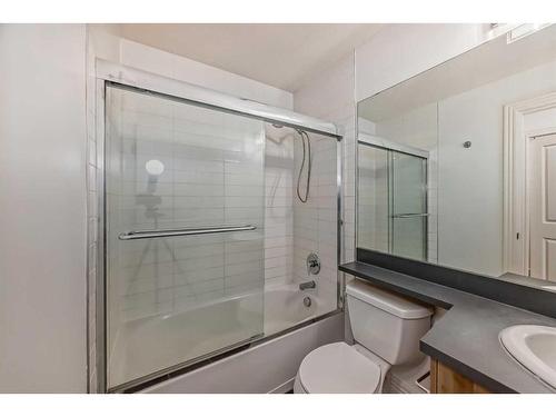 907-55 Spruce Place Sw, Calgary, AB - Indoor Photo Showing Bathroom