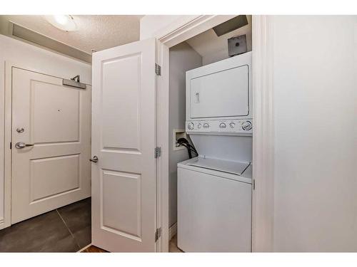 907-55 Spruce Place Sw, Calgary, AB - Indoor Photo Showing Laundry Room