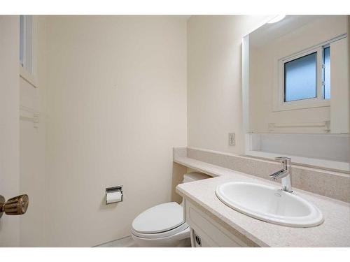 5524 Dalhart Hill Nw, Calgary, AB - Indoor Photo Showing Bathroom