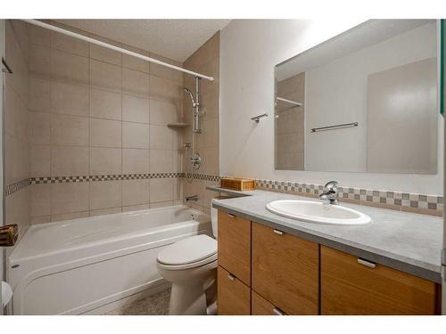 5524 Dalhart Hill Nw, Calgary, AB - Indoor Photo Showing Bathroom