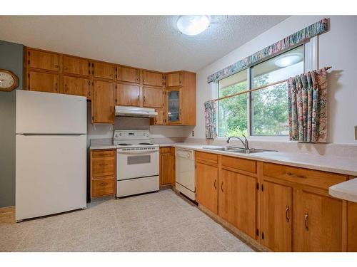 5524 Dalhart Hill Nw, Calgary, AB - Indoor Photo Showing Kitchen With Double Sink