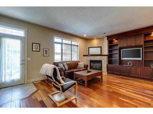 446 18 Avenue Ne, Calgary, AB - Indoor Photo Showing Living Room With Fireplace