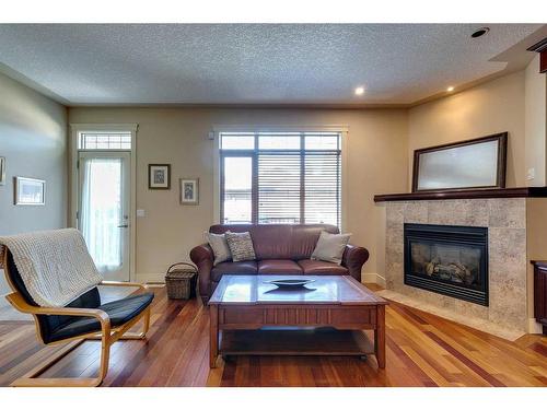 446 18 Avenue Ne, Calgary, AB - Indoor Photo Showing Living Room With Fireplace