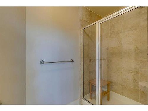 446 18 Avenue Ne, Calgary, AB - Indoor Photo Showing Bathroom