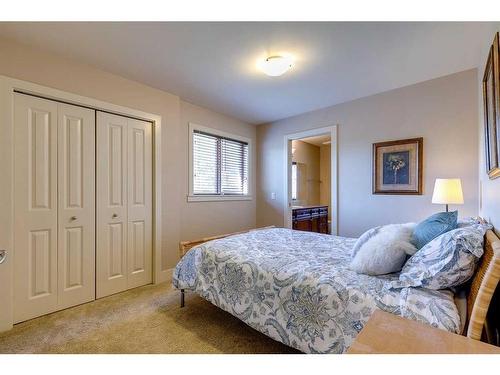 446 18 Avenue Ne, Calgary, AB - Indoor Photo Showing Bedroom