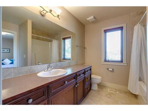 446 18 Avenue Ne, Calgary, AB - Indoor Photo Showing Bathroom