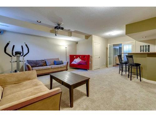 446 18 Avenue Ne, Calgary, AB - Indoor Photo Showing Living Room