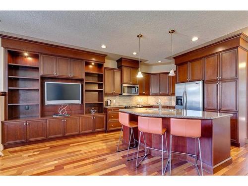 446 18 Avenue Ne, Calgary, AB - Indoor Photo Showing Kitchen With Upgraded Kitchen