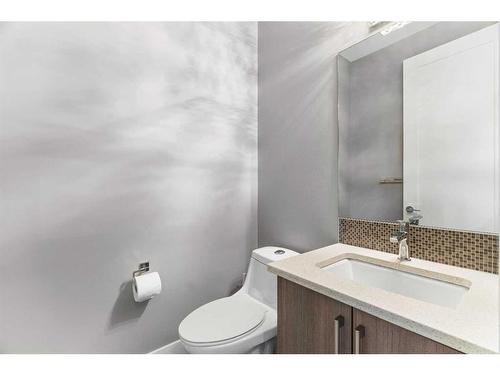 414 23 Avenue Nw, Calgary, AB - Indoor Photo Showing Bathroom