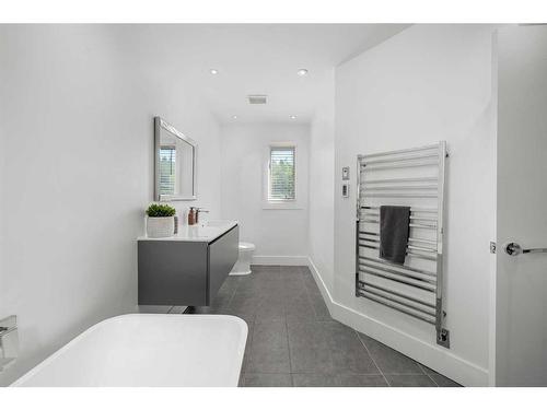 127 Edgewood Drive Nw, Calgary, AB - Indoor Photo Showing Bathroom