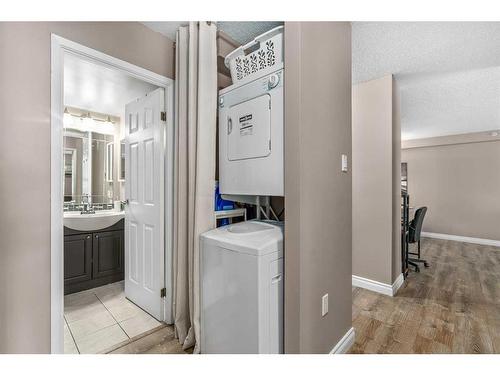 704-1240 12 Avenue Sw, Calgary, AB - Indoor Photo Showing Laundry Room