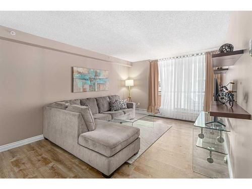 704-1240 12 Avenue Sw, Calgary, AB - Indoor Photo Showing Living Room