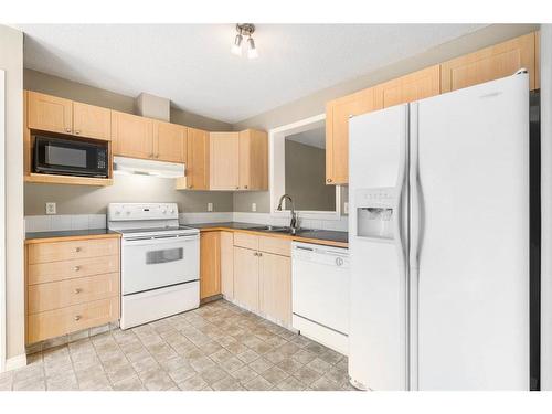 182 Copperfield Lane Se, Calgary, AB - Indoor Photo Showing Kitchen