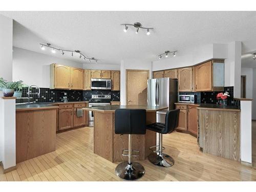 899 Somerset Drive Sw, Calgary, AB - Indoor Photo Showing Kitchen