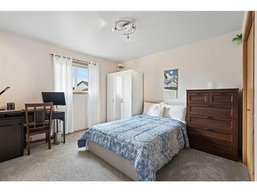 899 Somerset Drive Sw, Calgary, AB - Indoor Photo Showing Bedroom