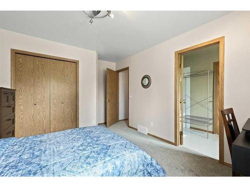 899 Somerset Drive Sw, Calgary, AB - Indoor Photo Showing Bedroom