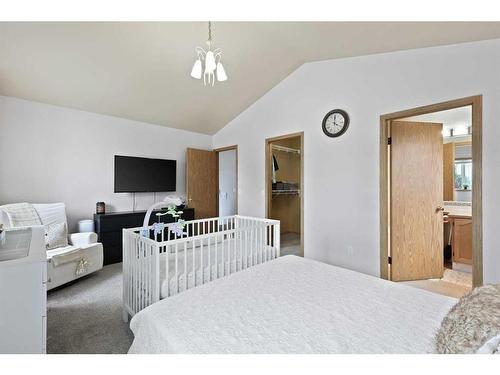 899 Somerset Drive Sw, Calgary, AB - Indoor Photo Showing Bedroom