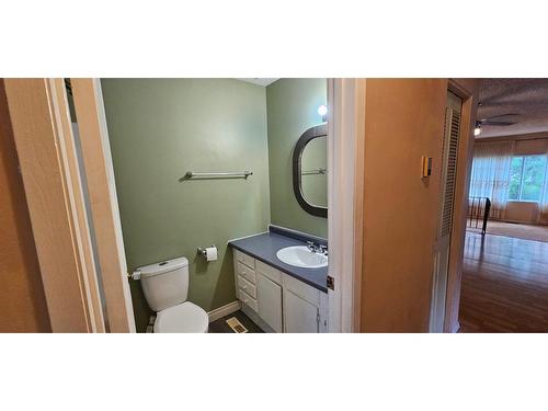 8428 Berkley Road Nw, Calgary, AB - Indoor Photo Showing Bathroom