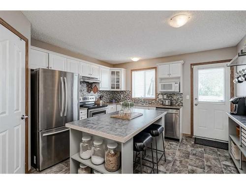 73 Applemont Place Se, Calgary, AB - Indoor Photo Showing Kitchen