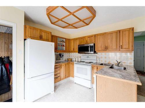 4719 69 Street Nw, Calgary, AB - Indoor Photo Showing Kitchen