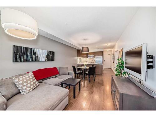 311-323 20 Avenue Sw, Calgary, AB - Indoor Photo Showing Living Room