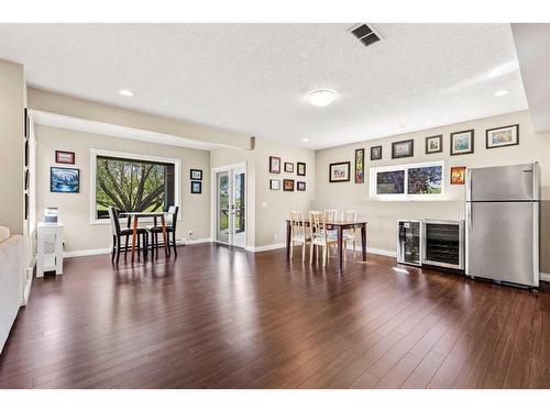 62 Crystal Green Way, Okotoks, AB - Indoor Photo Showing Living Room