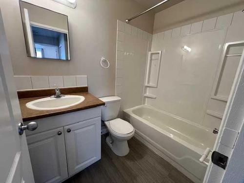 1-519 64 Avenue Ne, Calgary, AB - Indoor Photo Showing Bathroom