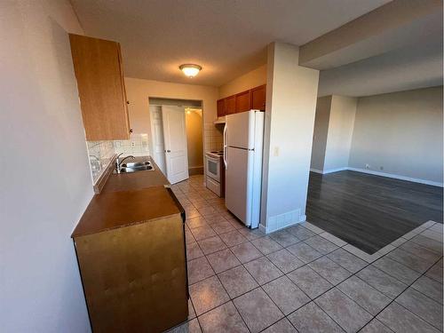 1-519 64 Avenue Ne, Calgary, AB - Indoor Photo Showing Kitchen With Double Sink