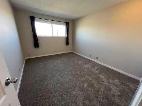 1-519 64 Avenue Ne, Calgary, AB - Indoor Photo Showing Other Room