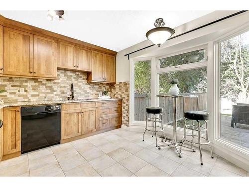 1004 Woodview Crescent Sw, Calgary, AB - Indoor Photo Showing Kitchen