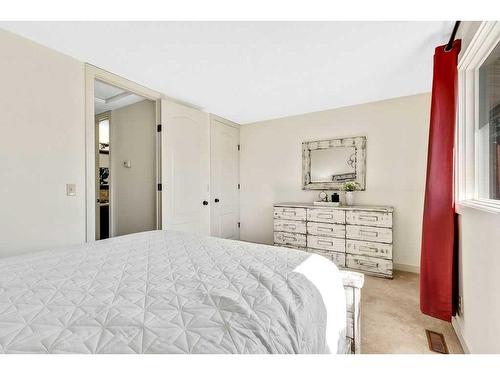 1004 Woodview Crescent Sw, Calgary, AB - Indoor Photo Showing Bedroom