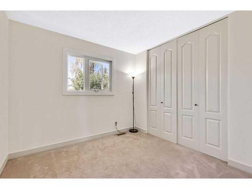 1004 Woodview Crescent Sw, Calgary, AB - Indoor Photo Showing Bathroom