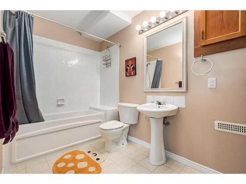 121 Sunmills Drive Se, Calgary, AB - Indoor Photo Showing Bathroom