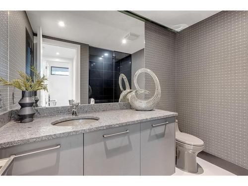 1415 Beverley Place Sw, Calgary, AB - Indoor Photo Showing Bathroom