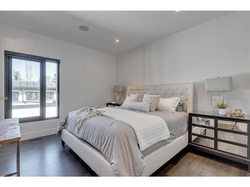 1415 Beverley Place Sw, Calgary, AB - Indoor Photo Showing Bedroom