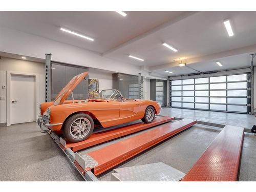 1415 Beverley Place Sw, Calgary, AB - Indoor Photo Showing Garage