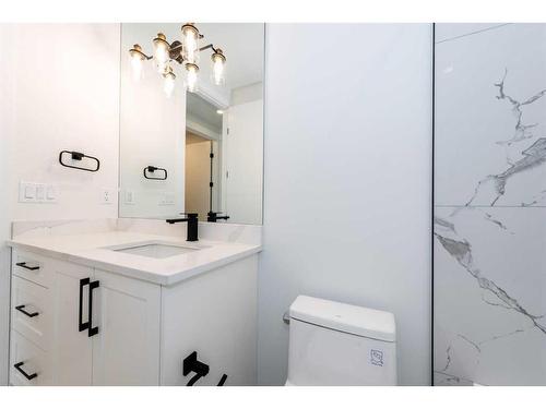 240 22 Avenue Nw, Calgary, AB - Indoor Photo Showing Bathroom