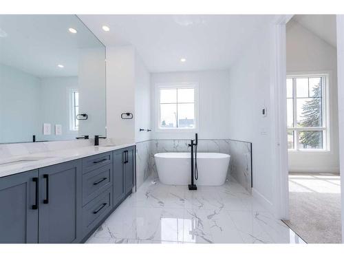 240 22 Avenue Nw, Calgary, AB - Indoor Photo Showing Bathroom