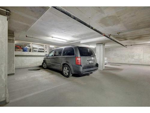 908-1121 6 Avenue Sw, Calgary, AB - Indoor Photo Showing Garage