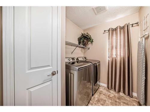 38 Auburn Crest Green Se, Calgary, AB - Indoor Photo Showing Laundry Room