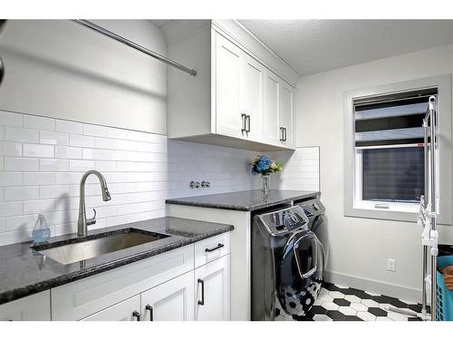 33 Savanna Grove Ne, Calgary, AB - Indoor Photo Showing Laundry Room