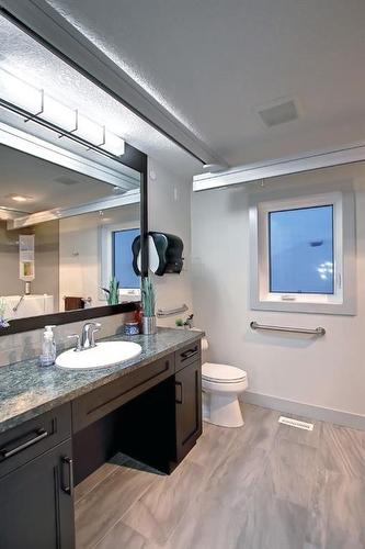 33 Savanna Grove Ne, Calgary, AB - Indoor Photo Showing Bathroom